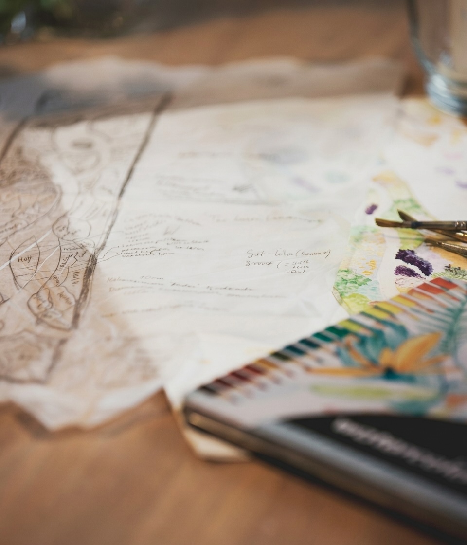 Gabriella Caleres i trädgårdsmiljö